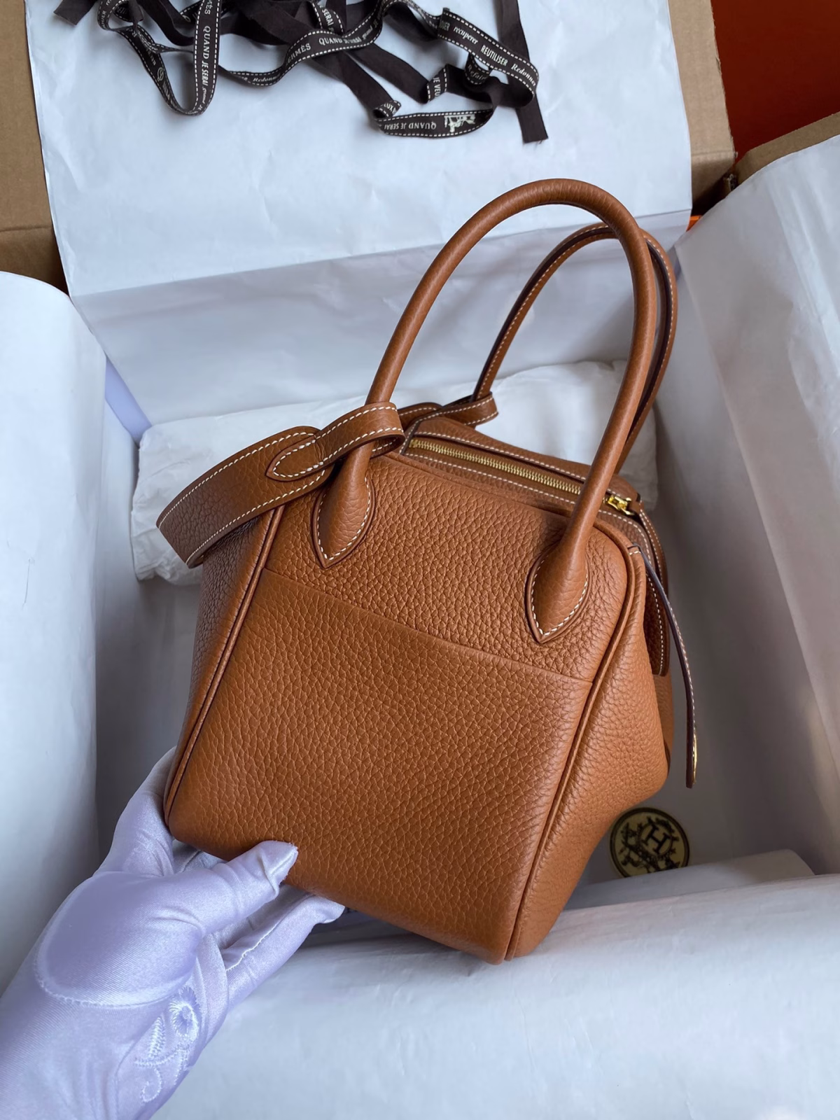 Hermes Lindy 26 Handmade Bag In Gold Clemence Leather - Image 5