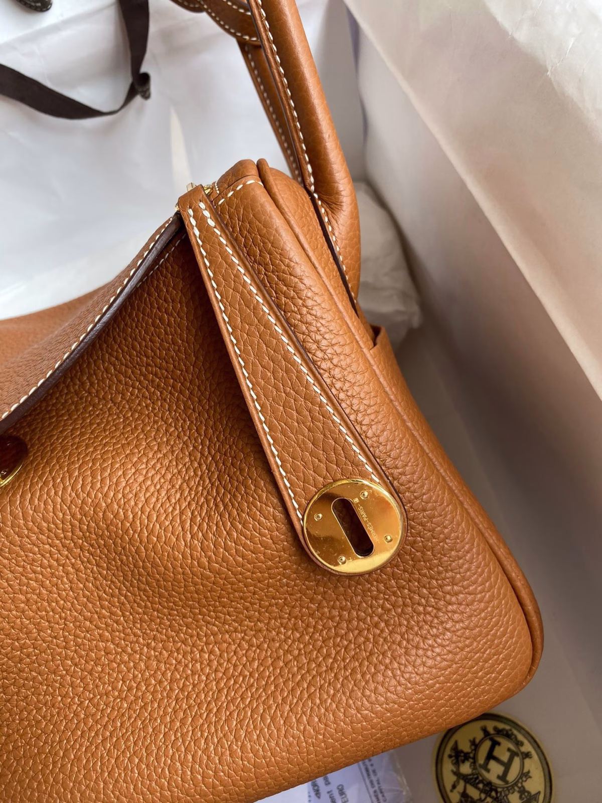 Hermes Lindy 26 Handmade Bag In Gold Clemence Leather - Image 2