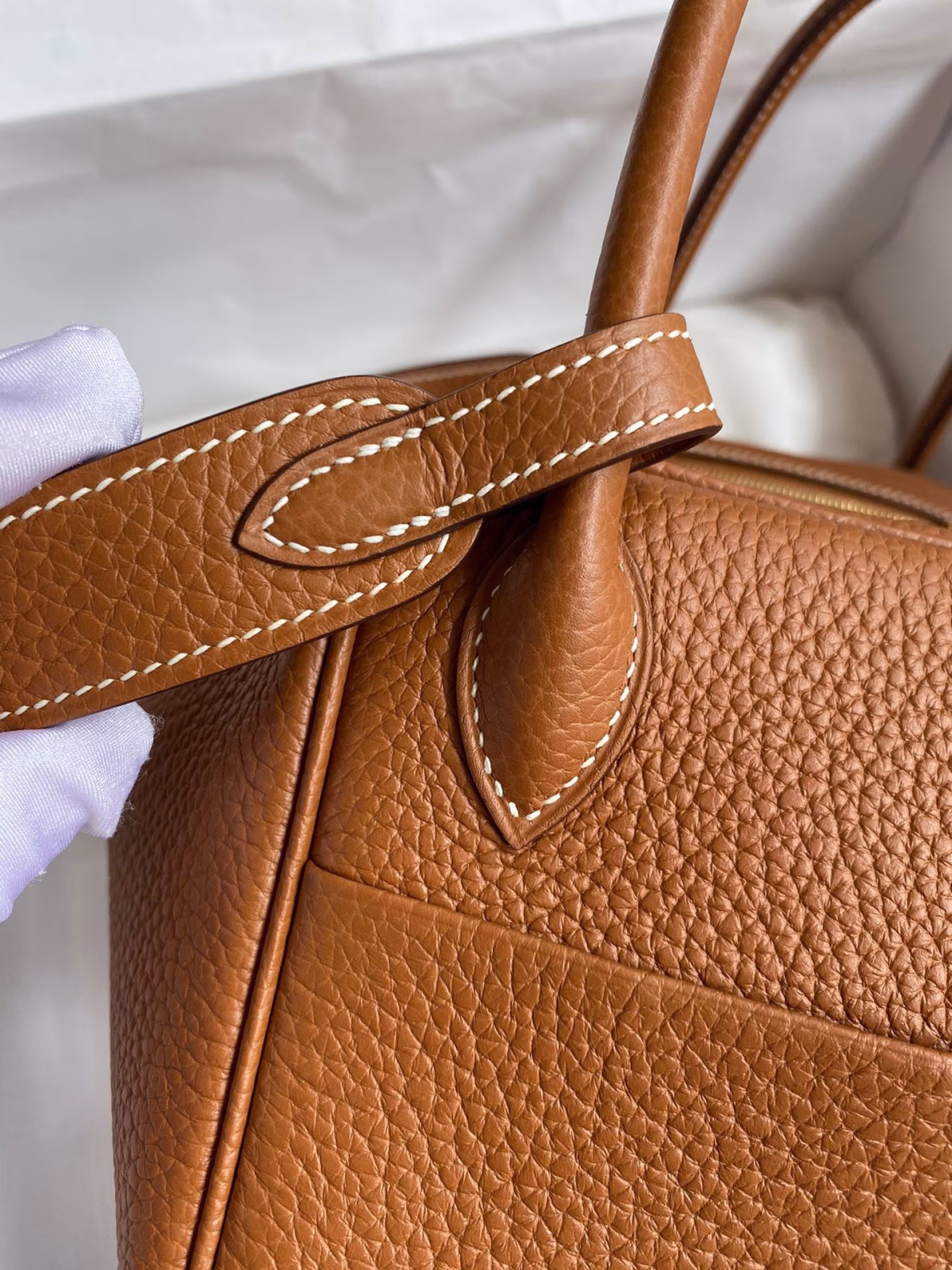 Hermes Lindy 26 Handmade Bag In Gold Clemence Leather - Image 3