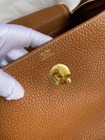 Hermes Lindy 26 Handmade Bag In Gold Clemence Leather - Image 8