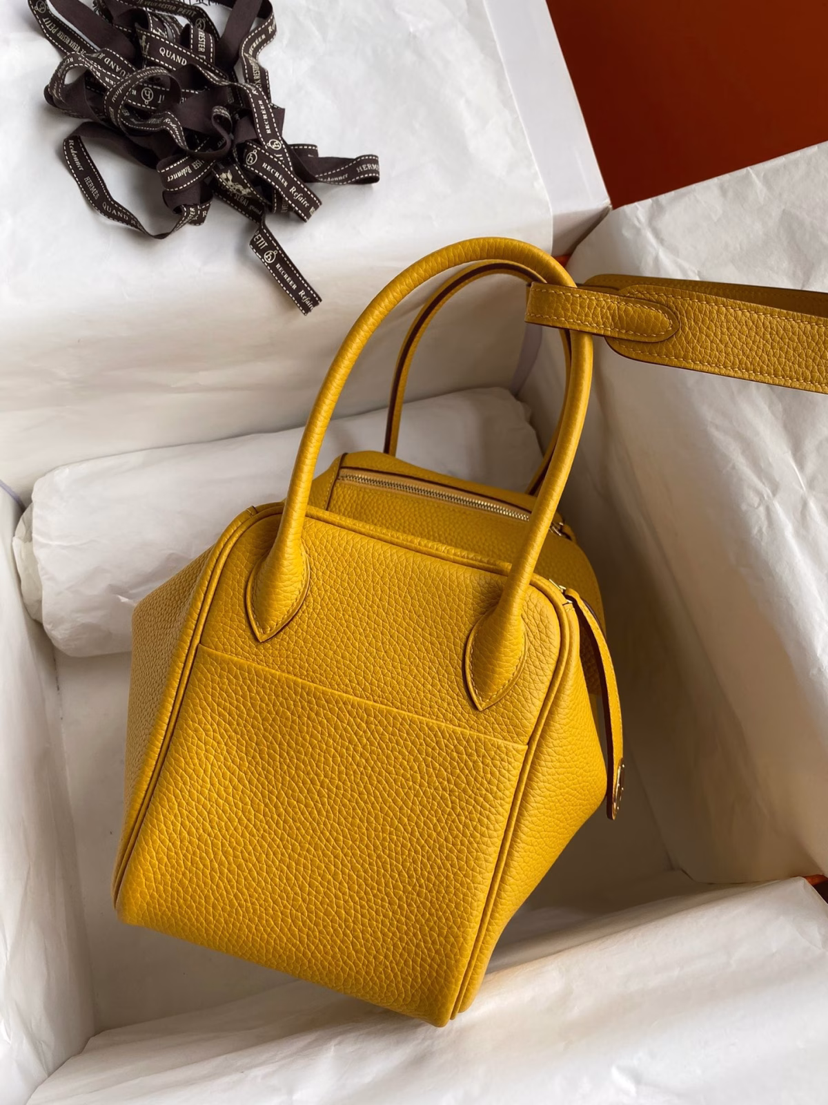 Hermes Lindy 26 Handmade Bag In Jaune Ambre Clemence Leather - Image 4
