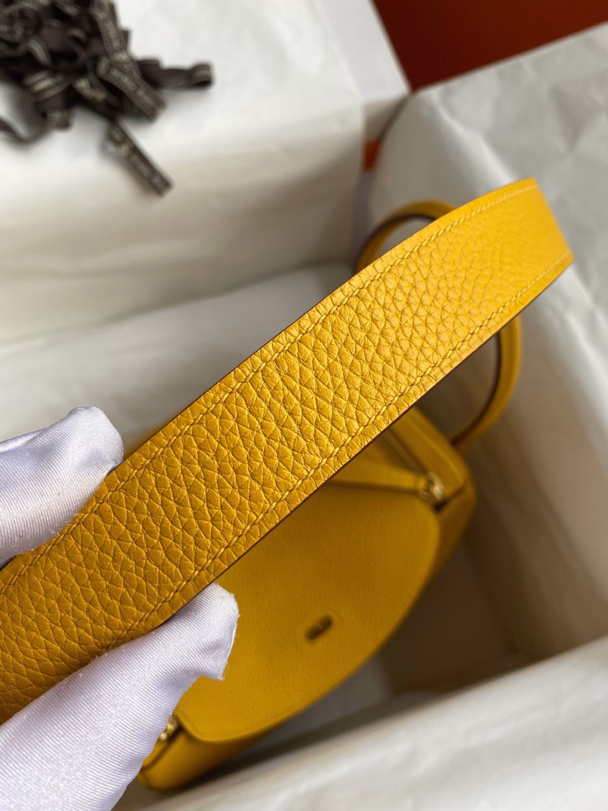 Hermes Lindy 26 Handmade Bag In Jaune Ambre Clemence Leather - Image 5