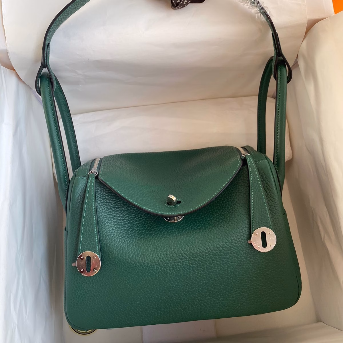 Hermes Lindy 26 Handmade Bag In Malachite Clemence Leather - Image 1