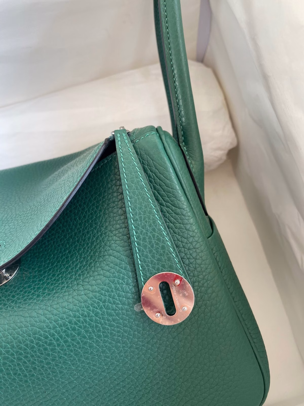 Hermes Lindy 26 Handmade Bag In Malachite Clemence Leather - Image 8