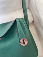 Hermes Lindy 26 Handmade Bag In Malachite Clemence Leather - Image 8