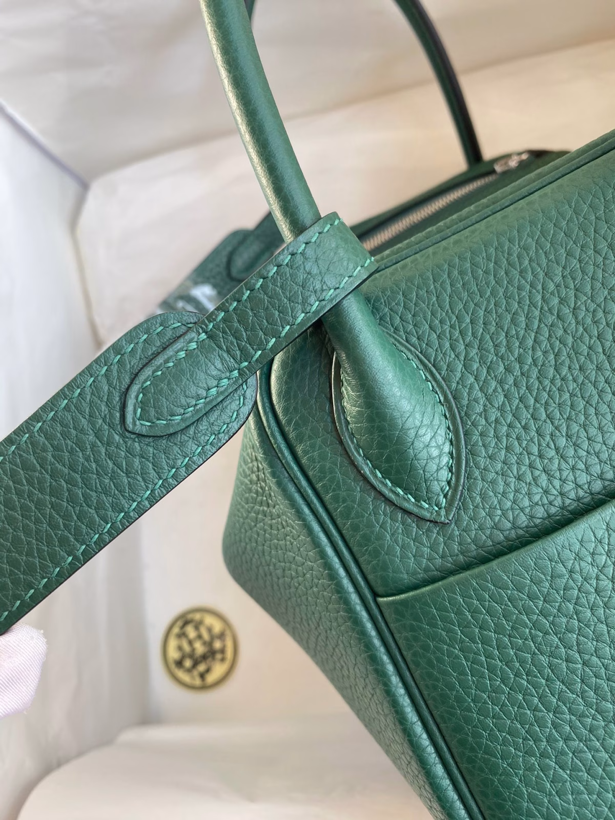 Hermes Lindy 26 Handmade Bag In Malachite Clemence Leather - Image 3