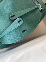 Hermes Lindy 26 Handmade Bag In Malachite Clemence Leather - Image 2