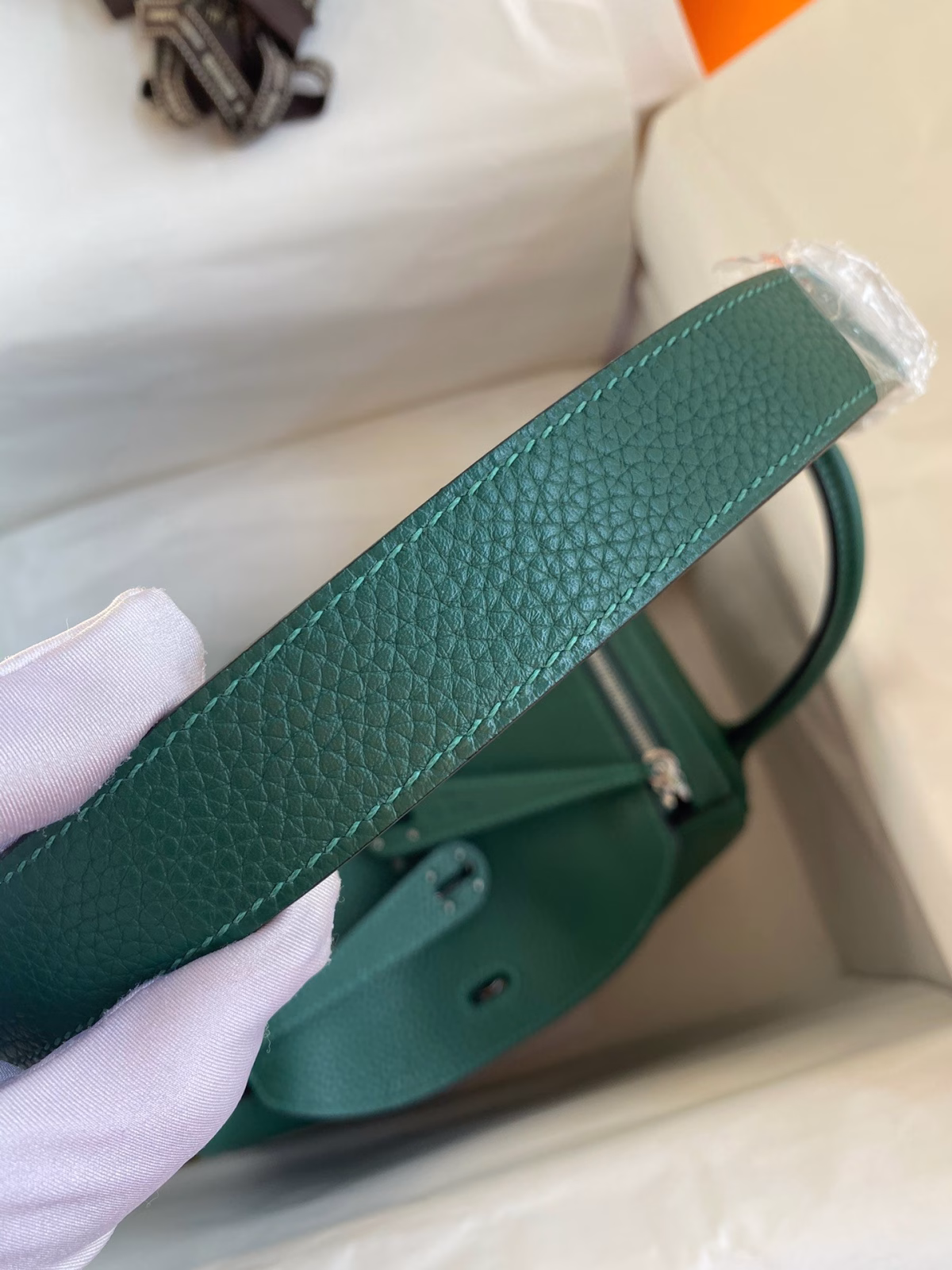 Hermes Lindy 26 Handmade Bag In Malachite Clemence Leather - Image 7