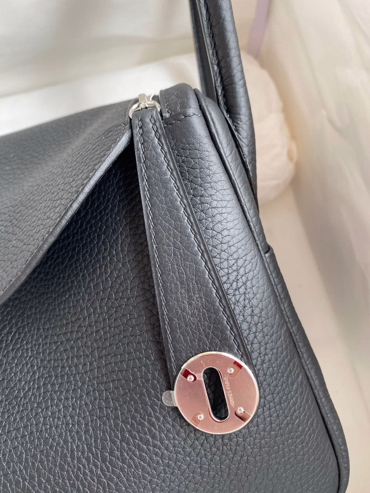 Hermes Lindy 26 Handmade Bag In Black Clemence Leather - Image 4