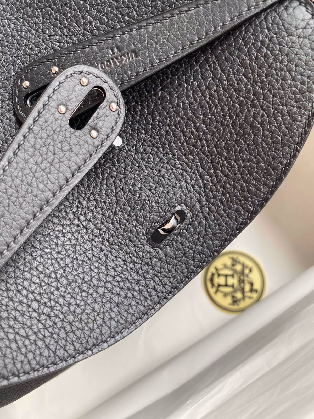Hermes Lindy 26 Handmade Bag In Black Clemence Leather - Image 9