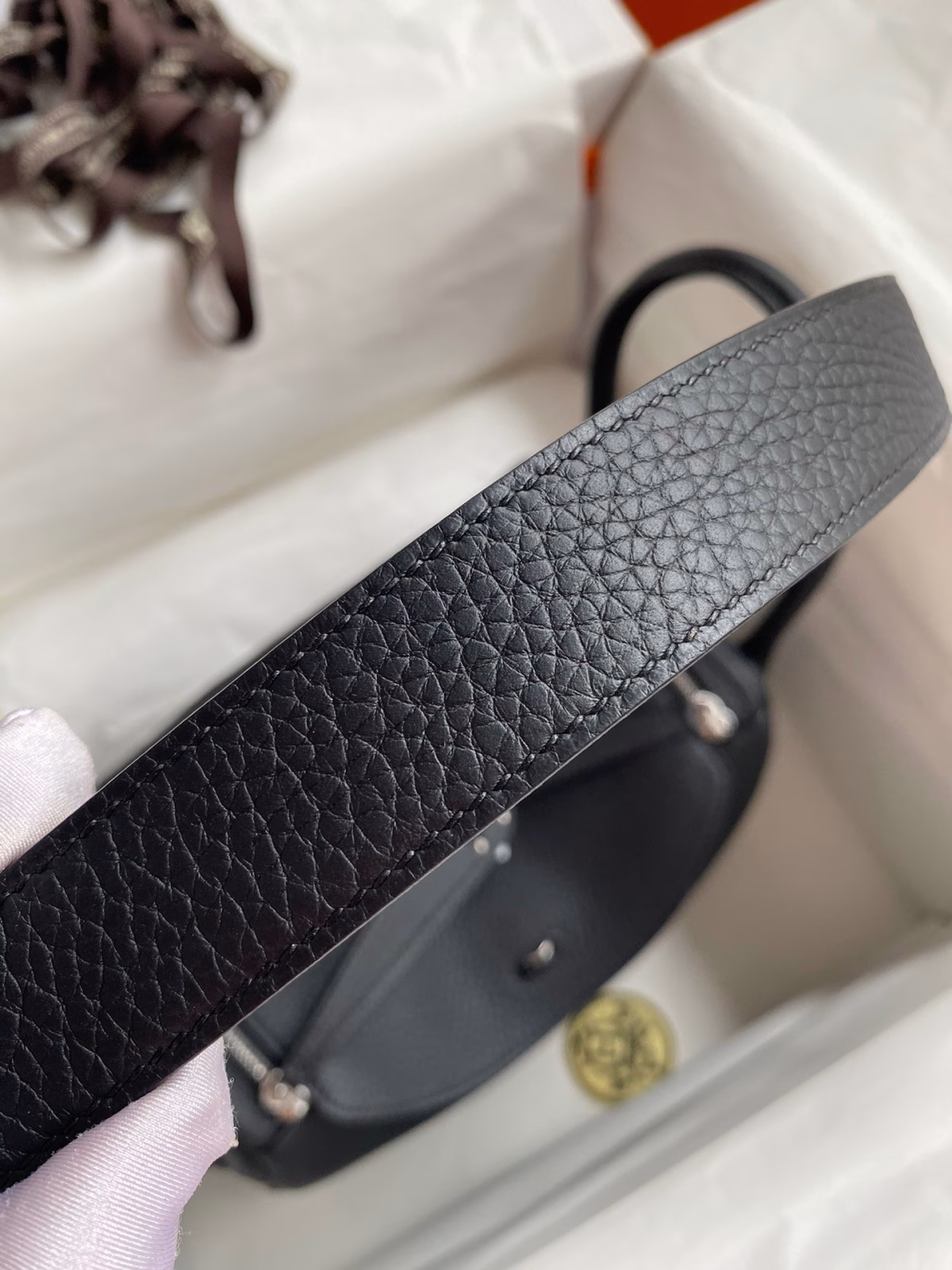 Hermes Lindy 26 Handmade Bag In Black Clemence Leather - Image 3
