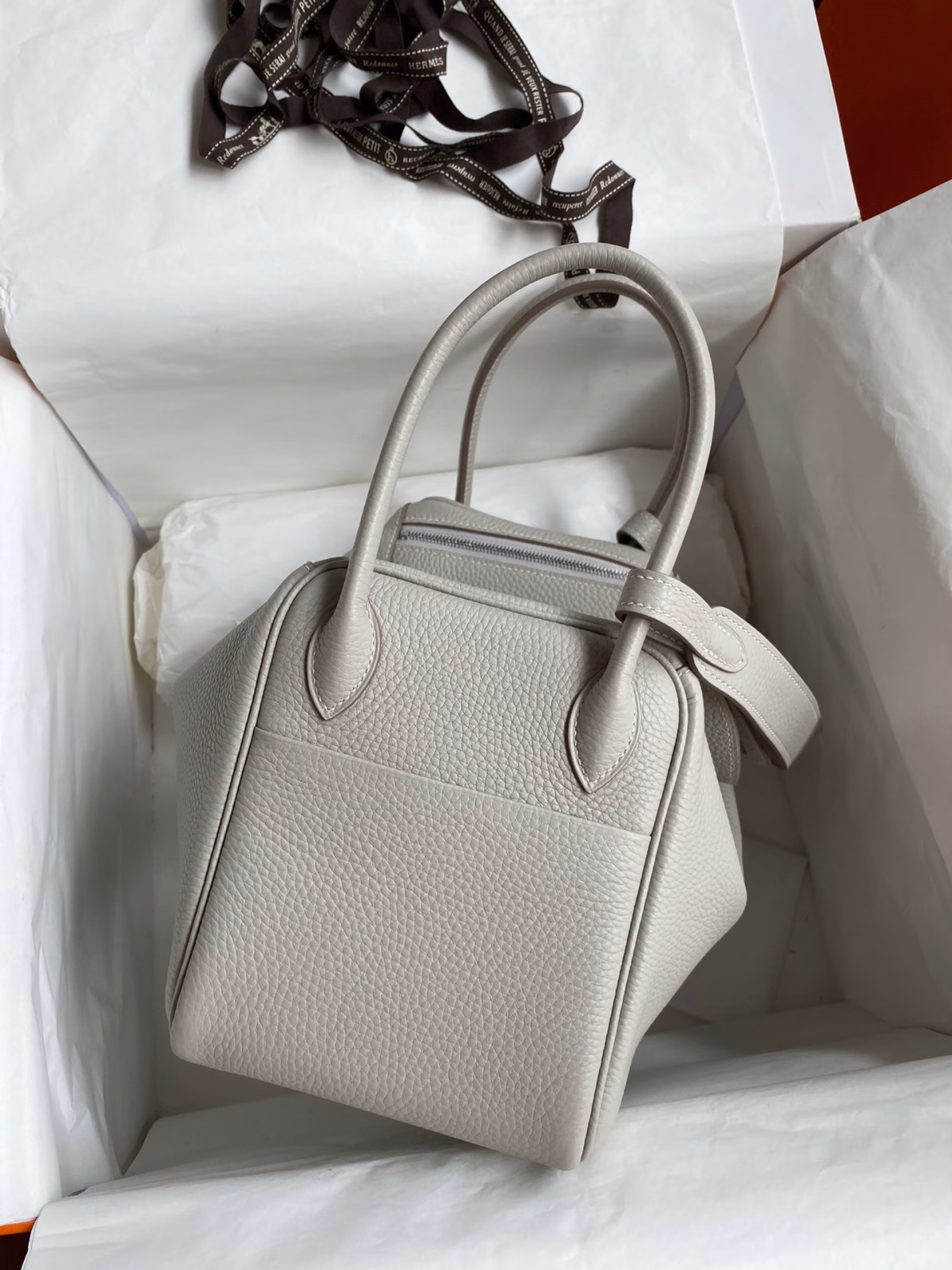 Hermes Lindy 26 Handmade Bag In Pearl Grey Clemence Leather - Image 6