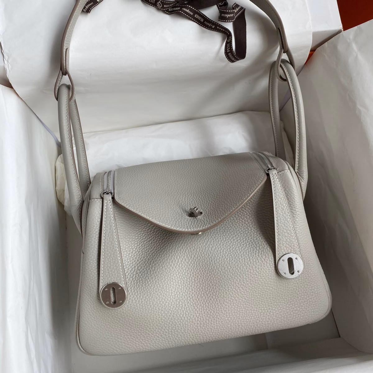 Hermes Lindy 26 Handmade Bag In Pearl Grey Clemence Leather - Image 1