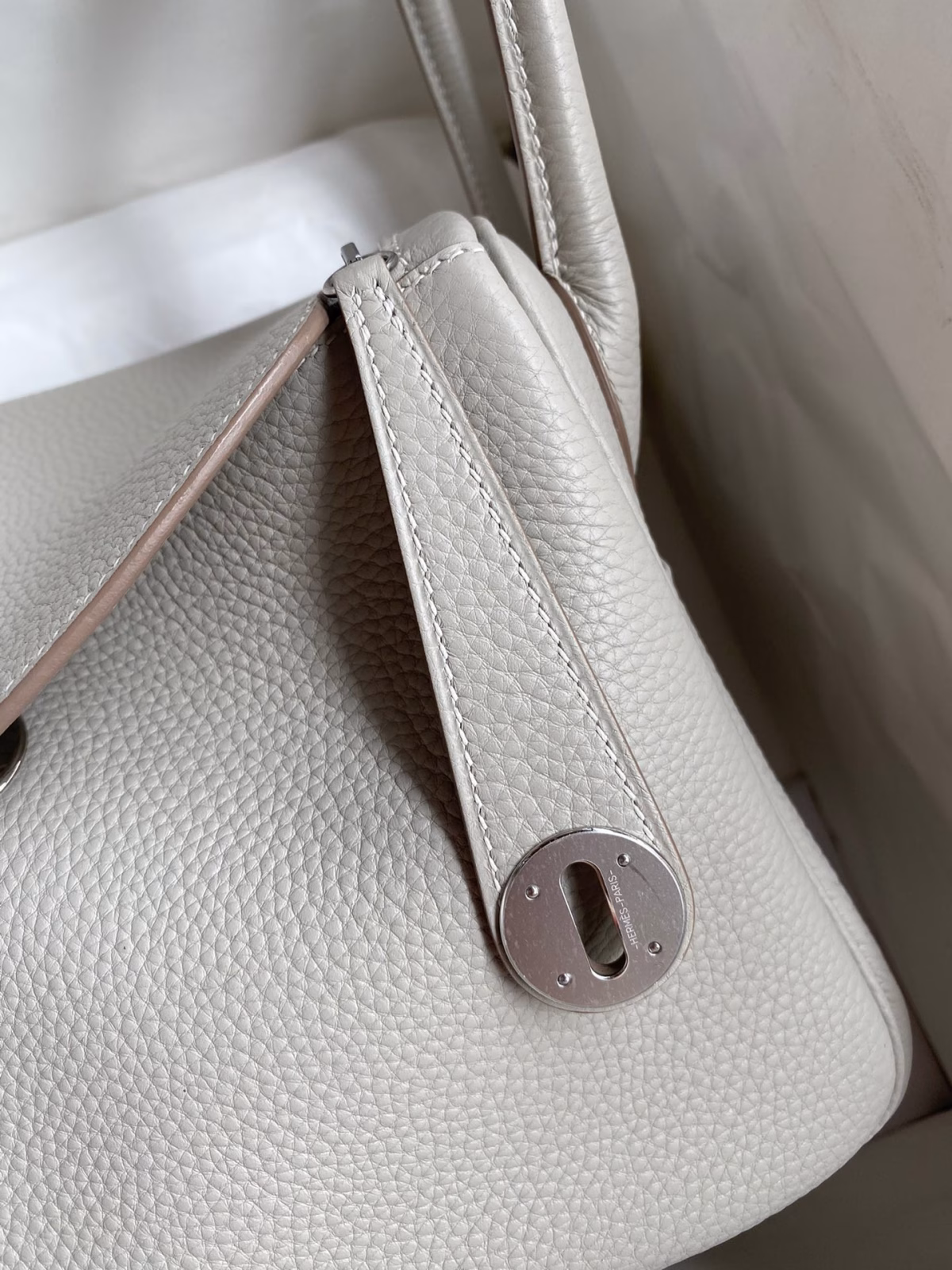 Hermes Lindy 26 Handmade Bag In Pearl Grey Clemence Leather - Image 3