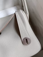 Hermes Lindy 26 Handmade Bag In Pearl Grey Clemence Leather - Image 3