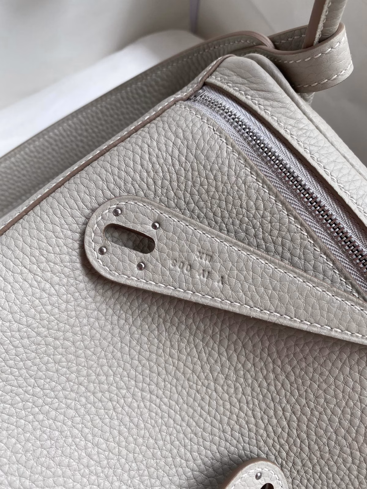 Hermes Lindy 26 Handmade Bag In Pearl Grey Clemence Leather - Image 8