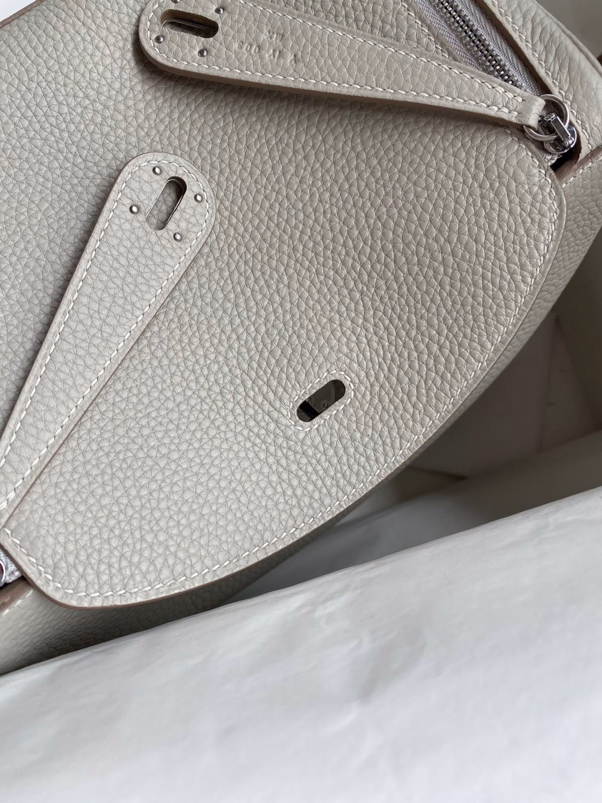 Hermes Lindy 26 Handmade Bag In Pearl Grey Clemence Leather - Image 5