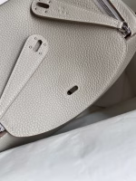 Hermes Lindy 26 Handmade Bag In Pearl Grey Clemence Leather - Image 5
