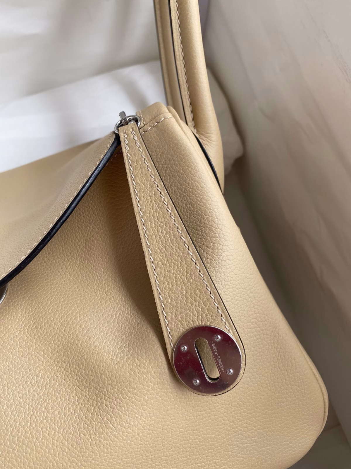 Hermes Lindy 26 Handmade Bag In Trench Evercolor Leather - Image 4