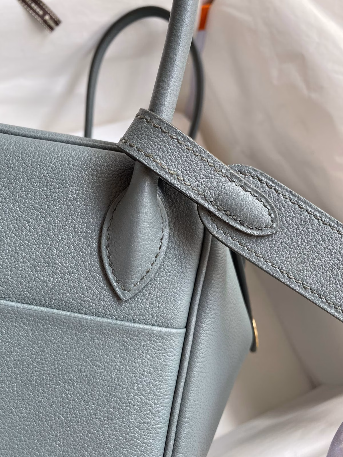 Hermes Lindy 26 Handmade Bag In Vert Amande Evercolor Leather - Image 9