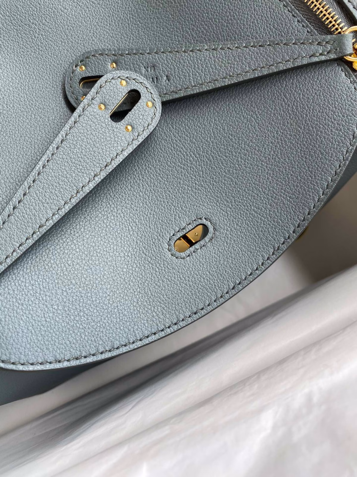 Hermes Lindy 26 Handmade Bag In Vert Amande Evercolor Leather - Image 2