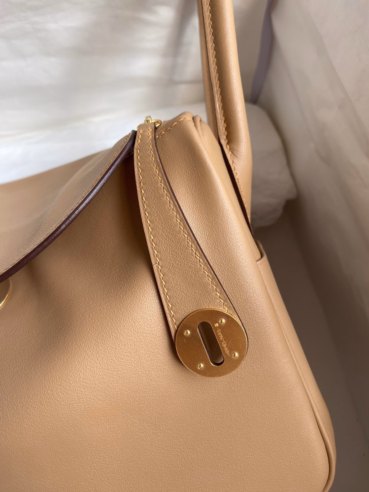 Hermes Lindy 26 Handmade Bag In Chai Swift Calfskin - Image 2