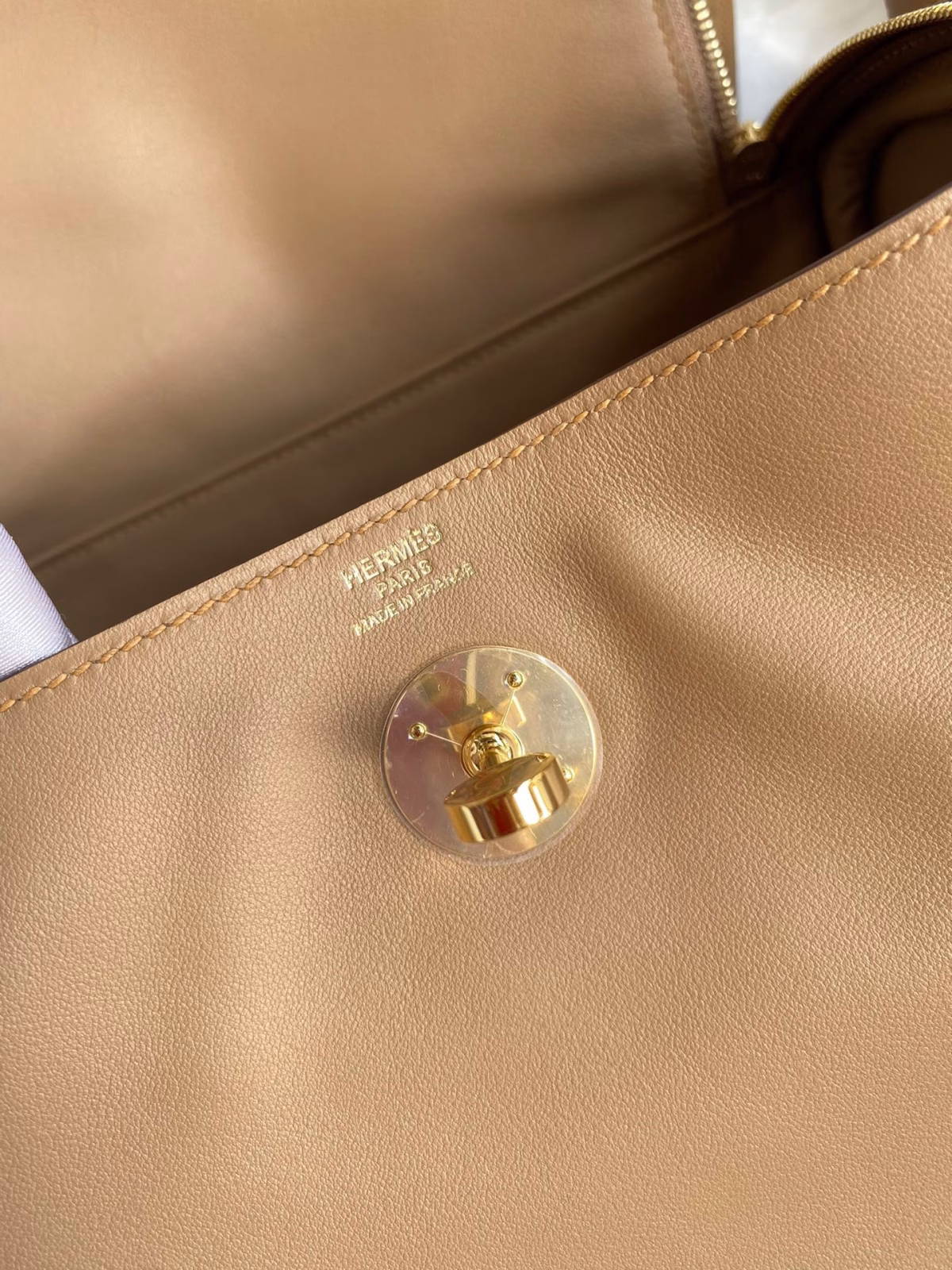 Hermes Lindy 26 Handmade Bag In Chai Swift Calfskin - Image 3