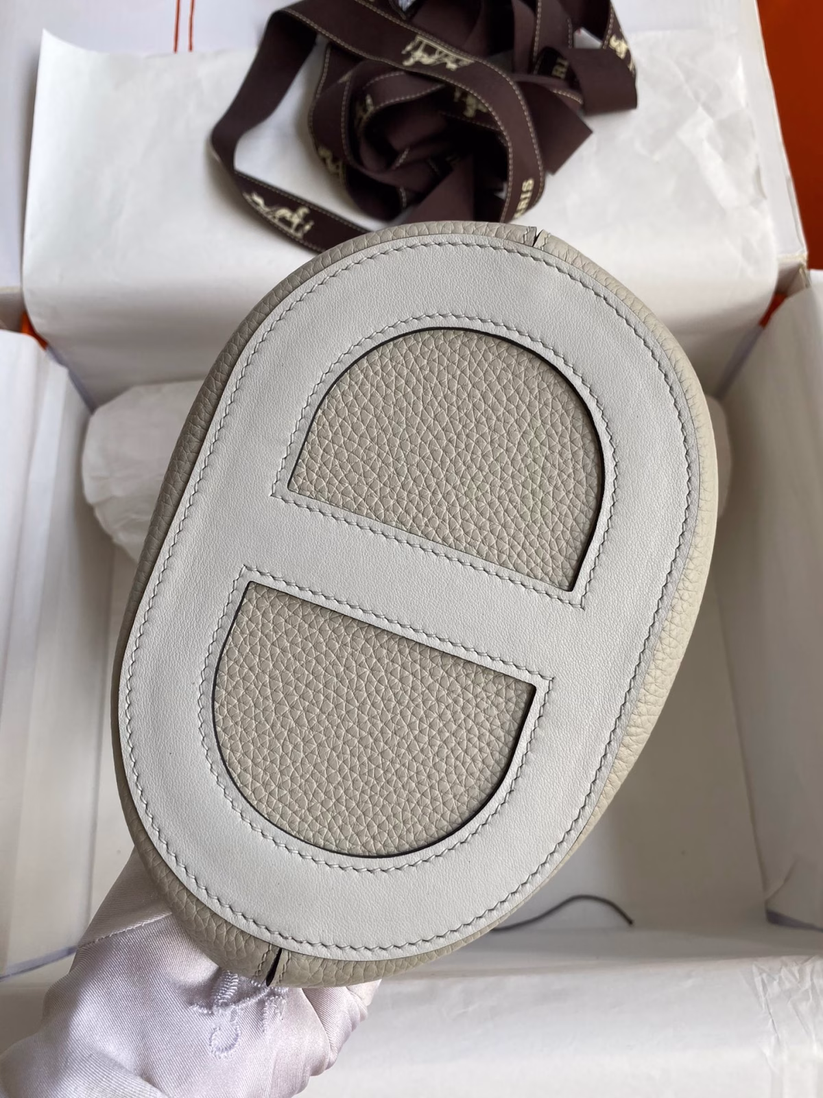 Hermes In The Loop 18 Handmade Bag in Pearl Grey Clemence Leather - Image 4