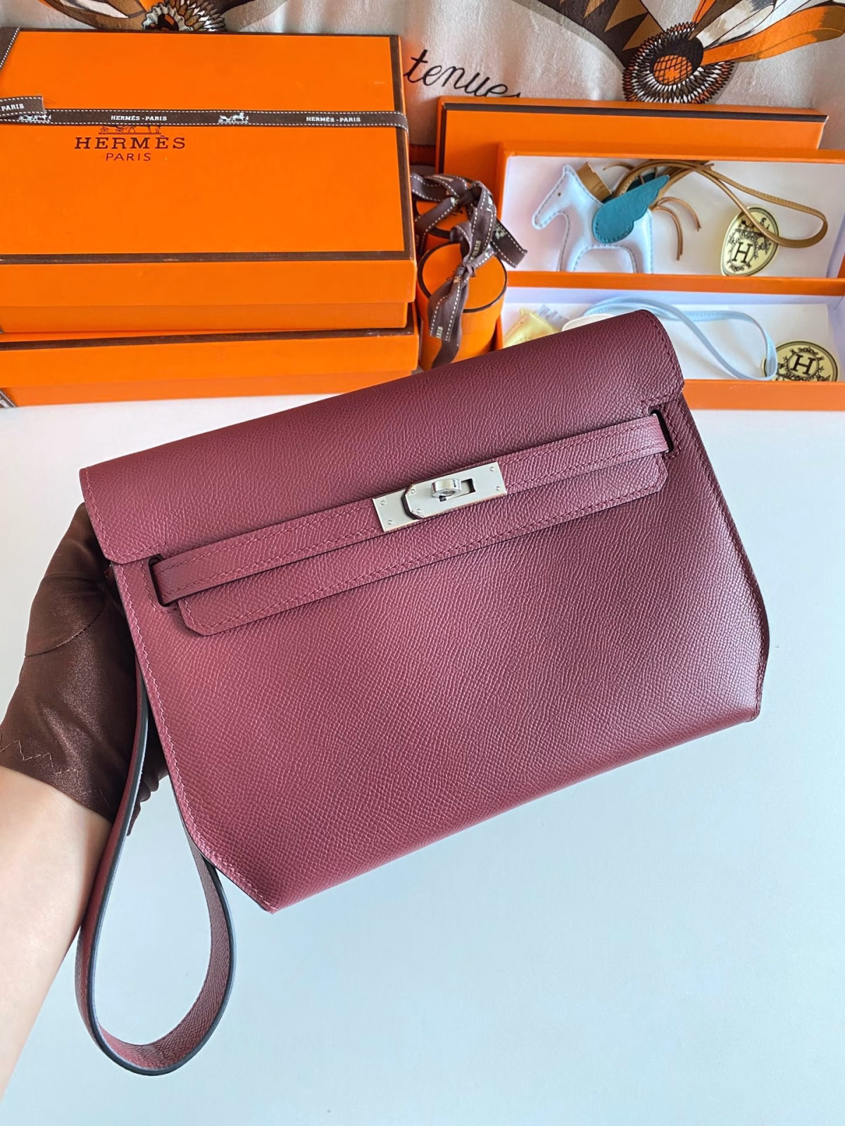 Hermes Kelly Depeches 25 Pouch in Bordeaux Epsom Calfskin - Image 3