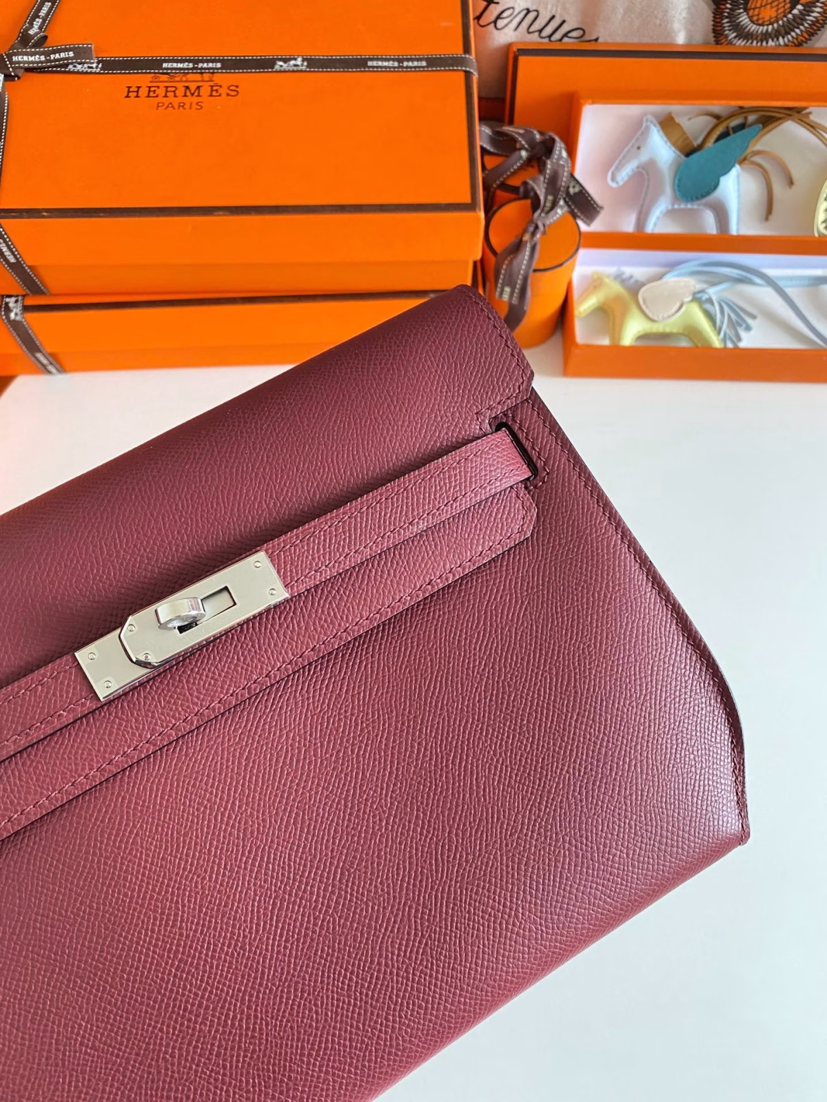 Hermes Kelly Depeches 25 Pouch in Bordeaux Epsom Calfskin - Image 5