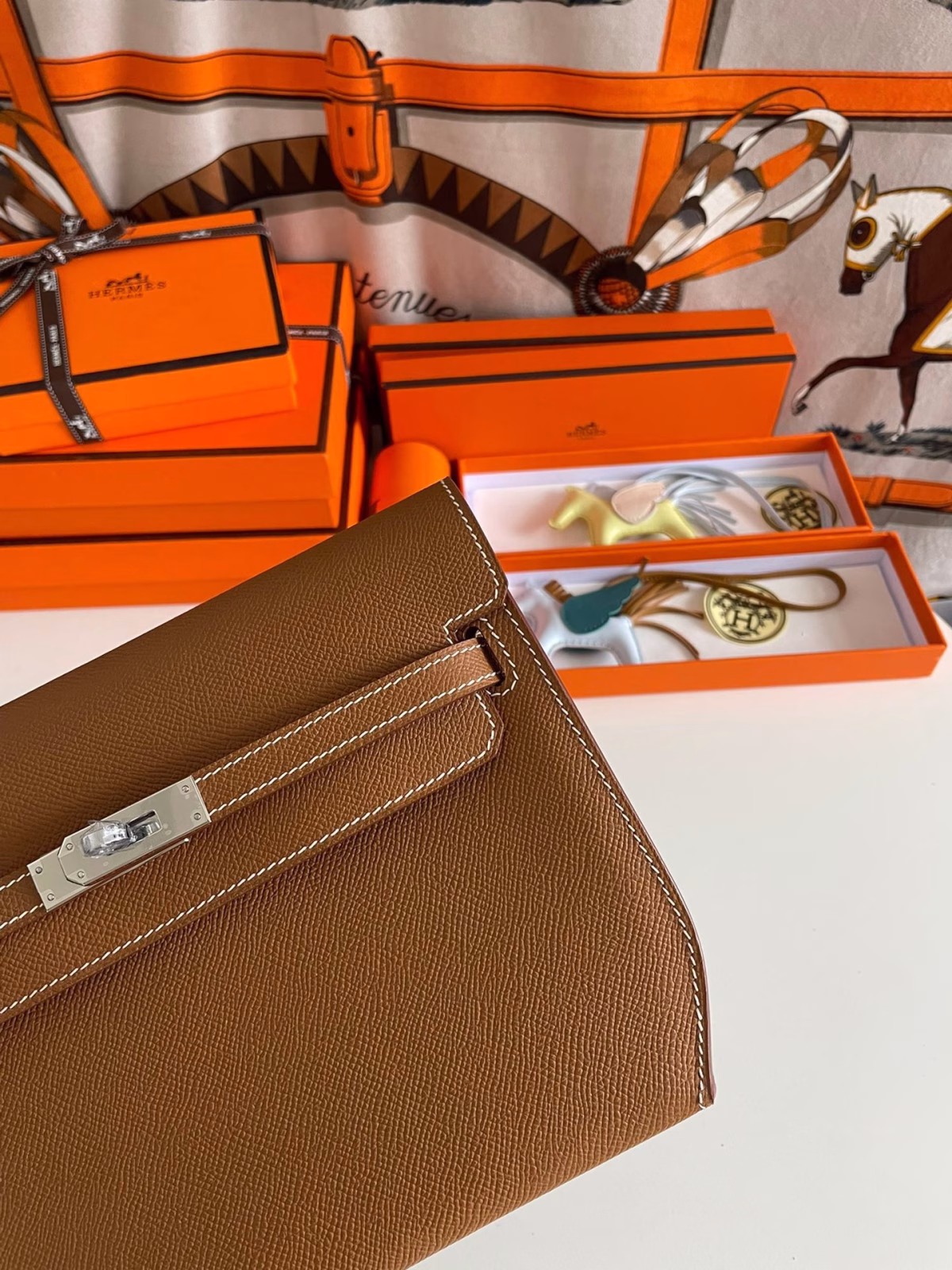 Hermes Kelly Depeches 25 Pouch in Gold Epsom Calfskin - Image 2