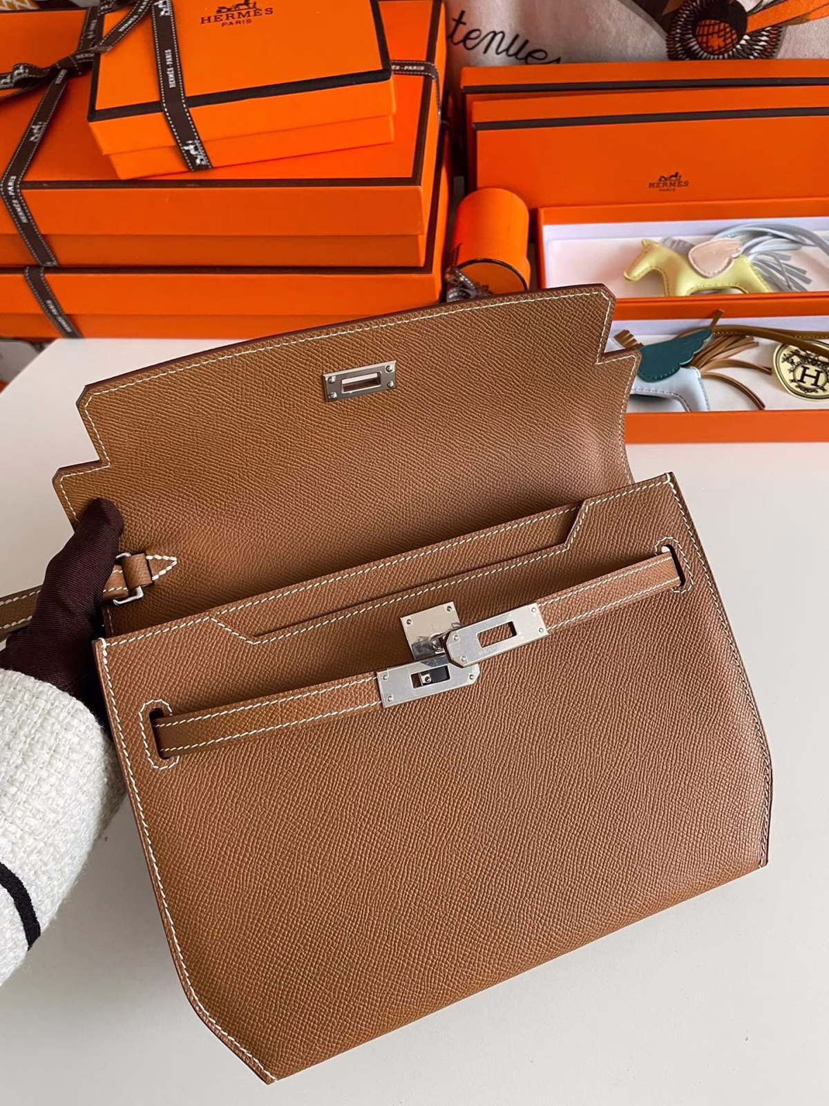 Hermes Kelly Depeches 25 Pouch in Gold Epsom Calfskin - Image 3