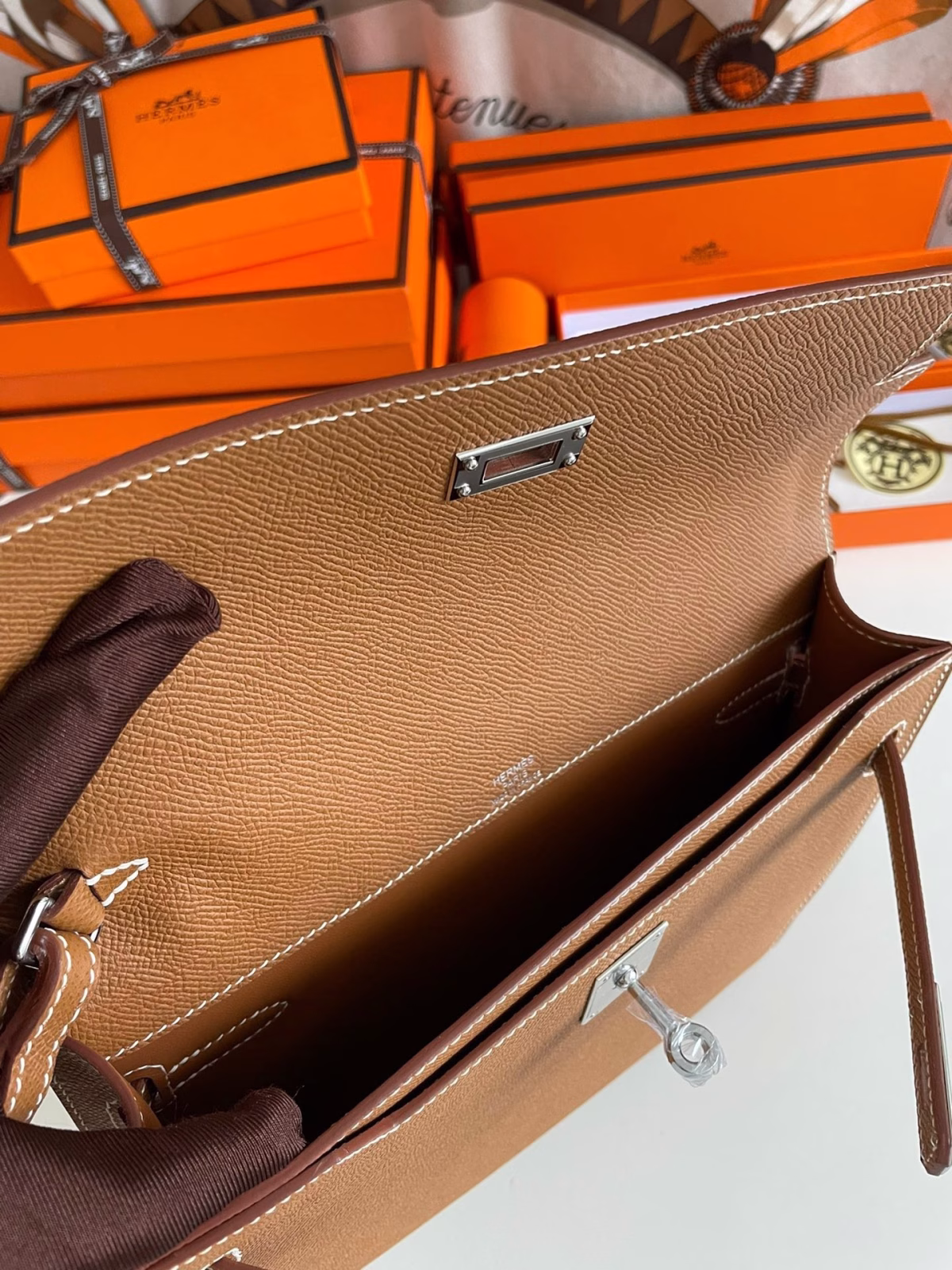 Hermes Kelly Depeches 25 Pouch in Gold Epsom Calfskin - Image 4