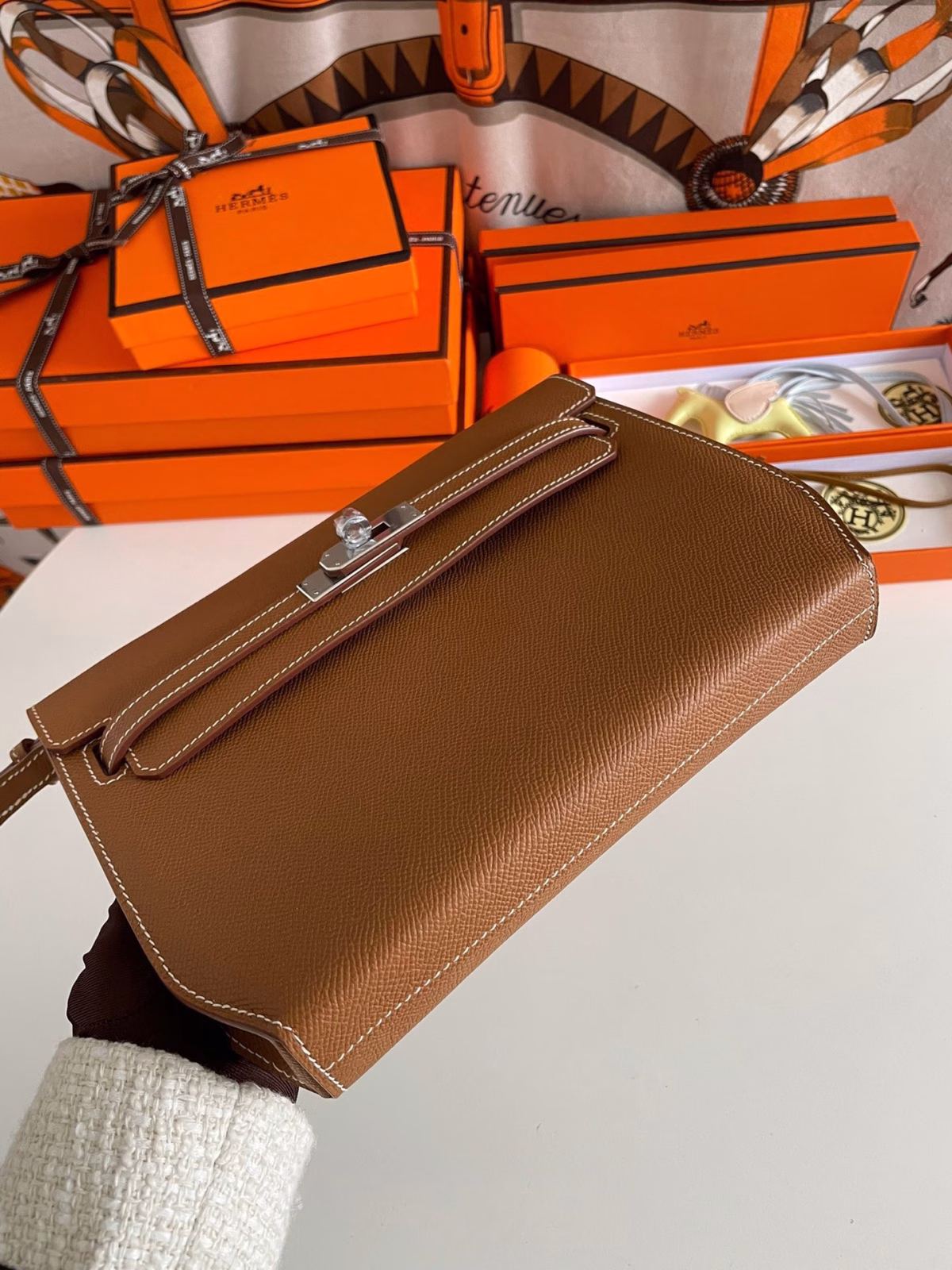 Hermes Kelly Depeches 25 Pouch in Gold Epsom Calfskin - Image 5