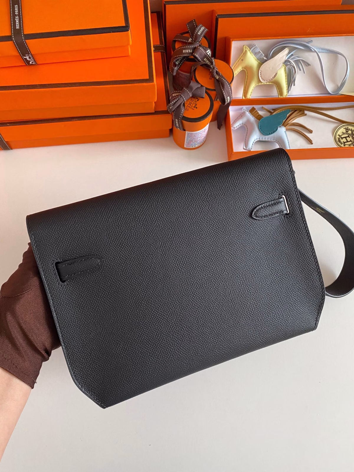 Hermes Kelly Depeches 25 Pouch in Black Epsom Calfskin - Image 2