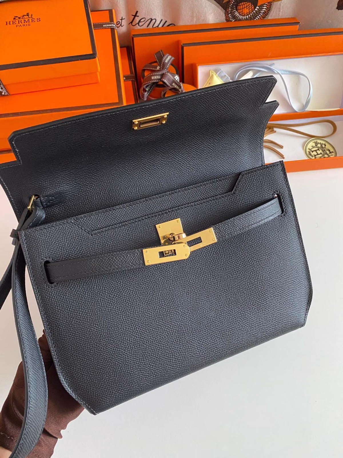 Hermes Kelly Depeches 25 Pouch in Black Epsom Calfskin - Image 3