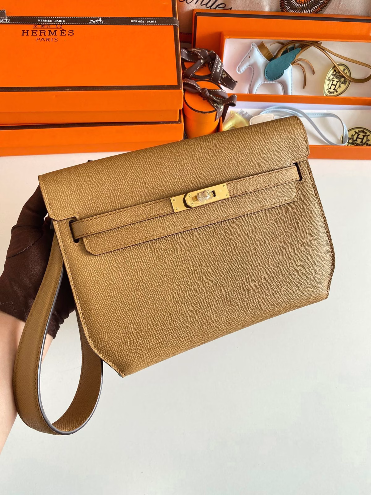 Hermes Kelly Depeches 25 Pouch in Sesame Epsom Calfskin - Image 4