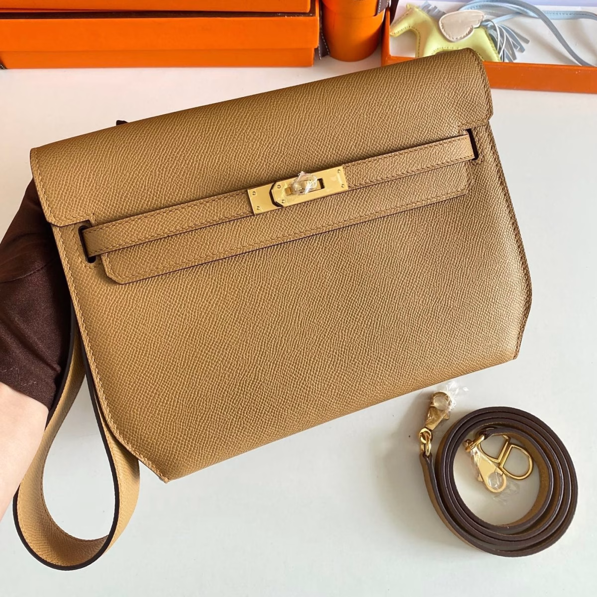 Hermes Kelly Depeches 25 Pouch in Sesame Epsom Calfskin - Image 1
