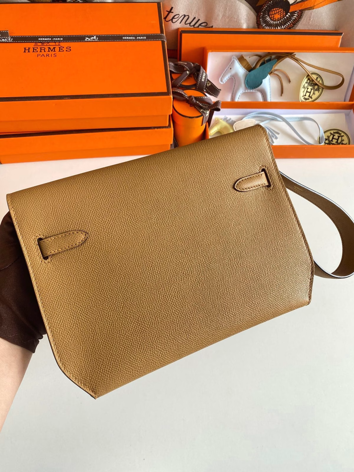 Hermes Kelly Depeches 25 Pouch in Sesame Epsom Calfskin - Image 3