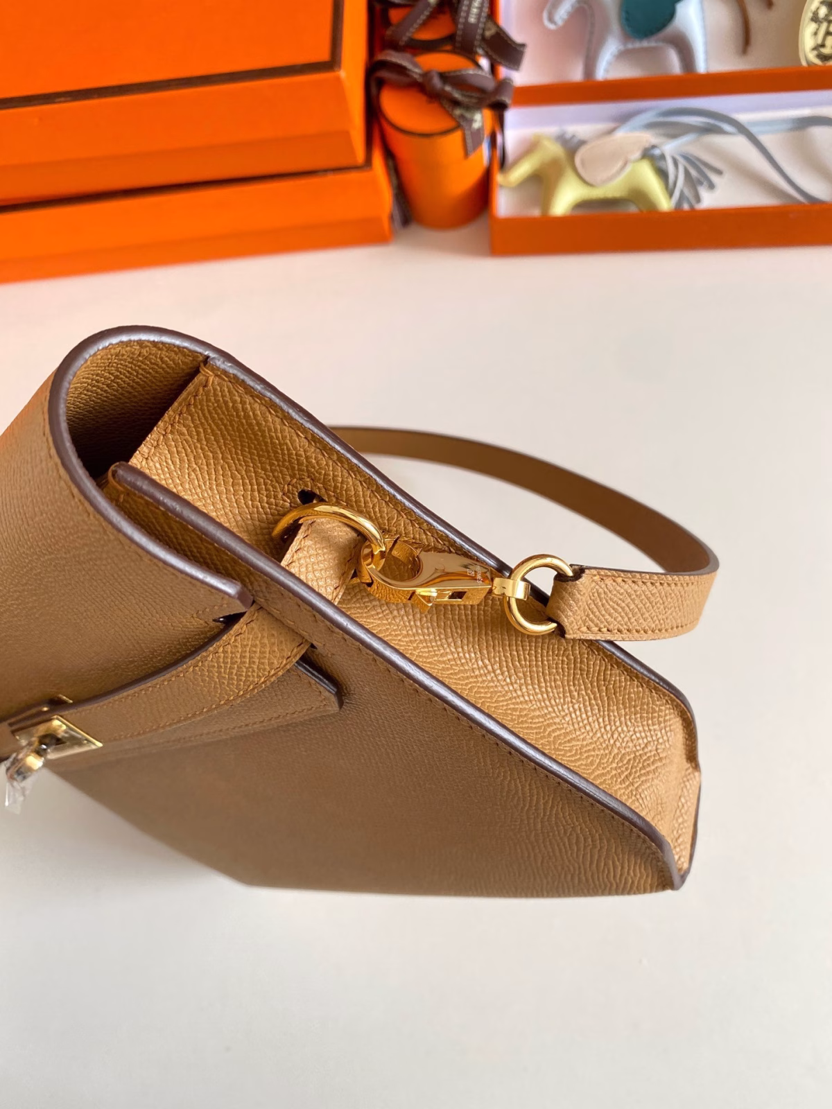 Hermes Kelly Depeches 25 Pouch in Sesame Epsom Calfskin - Image 2