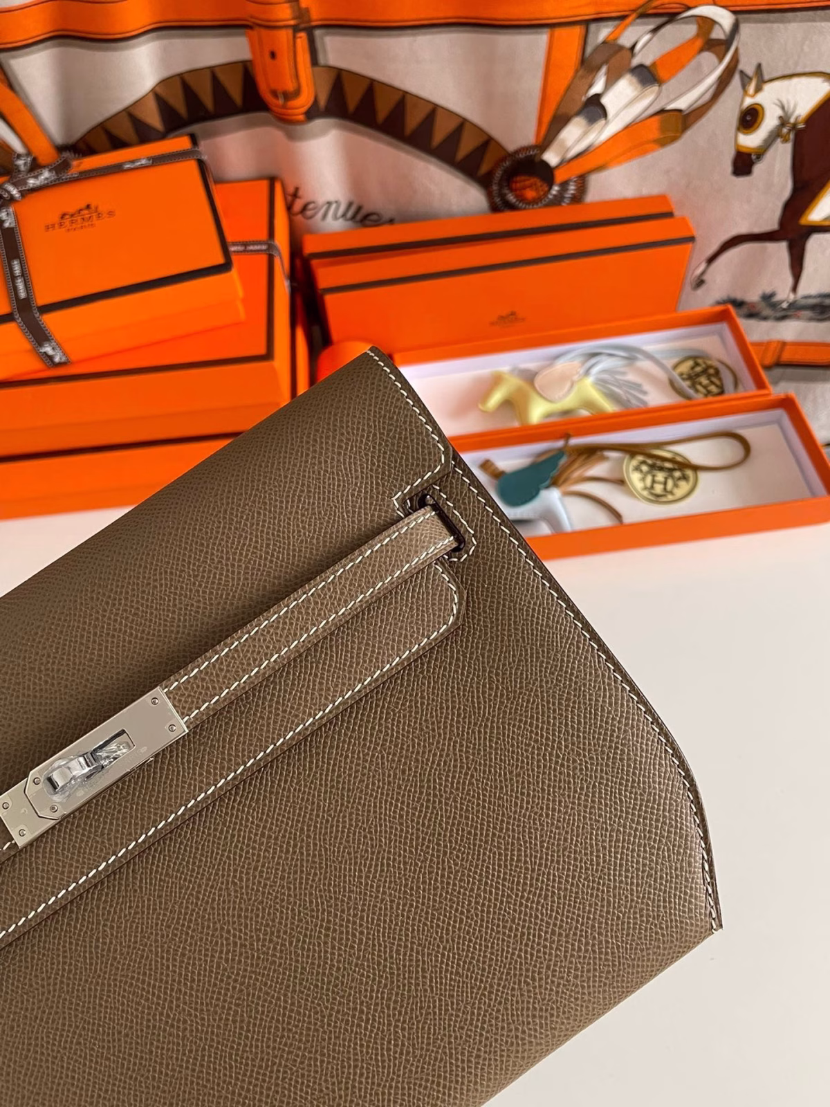 Hermes Kelly Depeches 25 Pouch in Taupe Epsom Calfskin - Image 2
