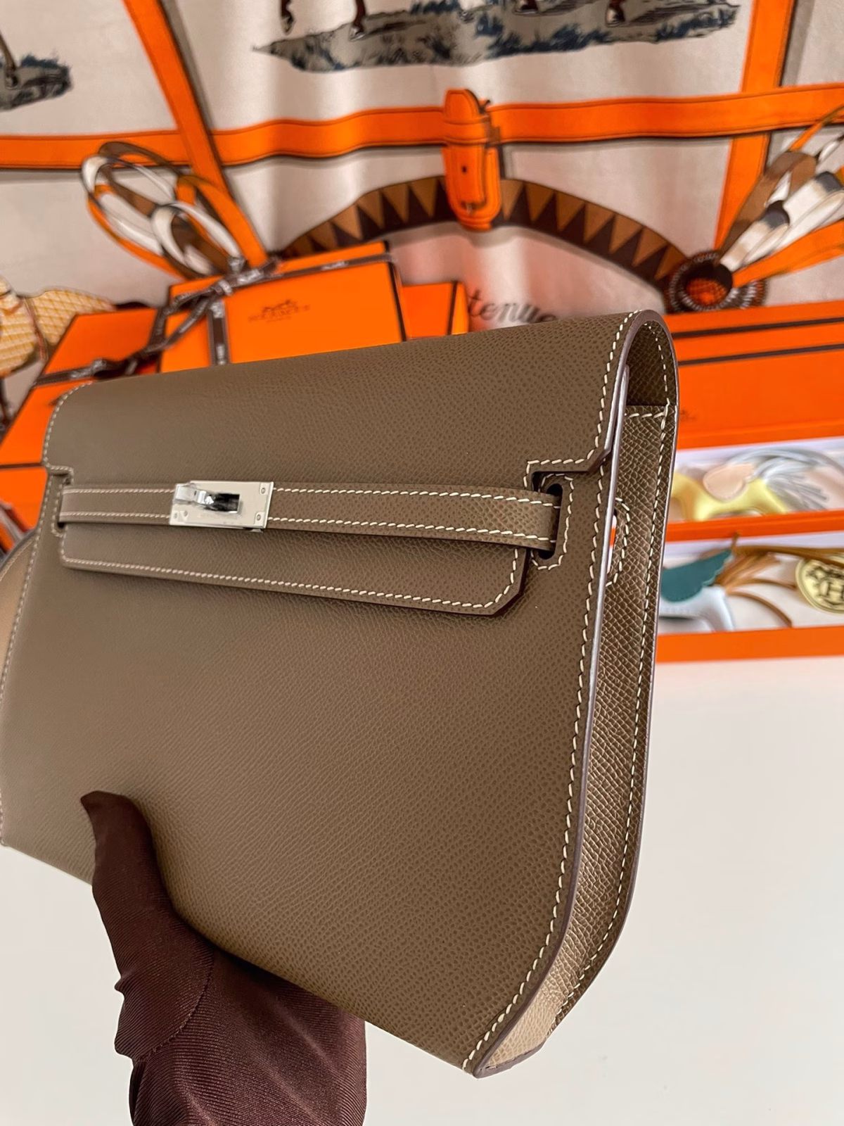 Hermes Kelly Depeches 25 Pouch in Taupe Epsom Calfskin - Image 6