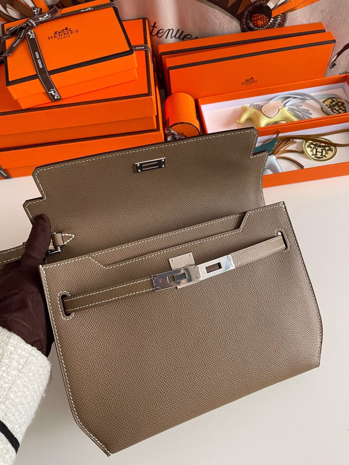 Hermes Kelly Depeches 25 Pouch in Taupe Epsom Calfskin - Image 4