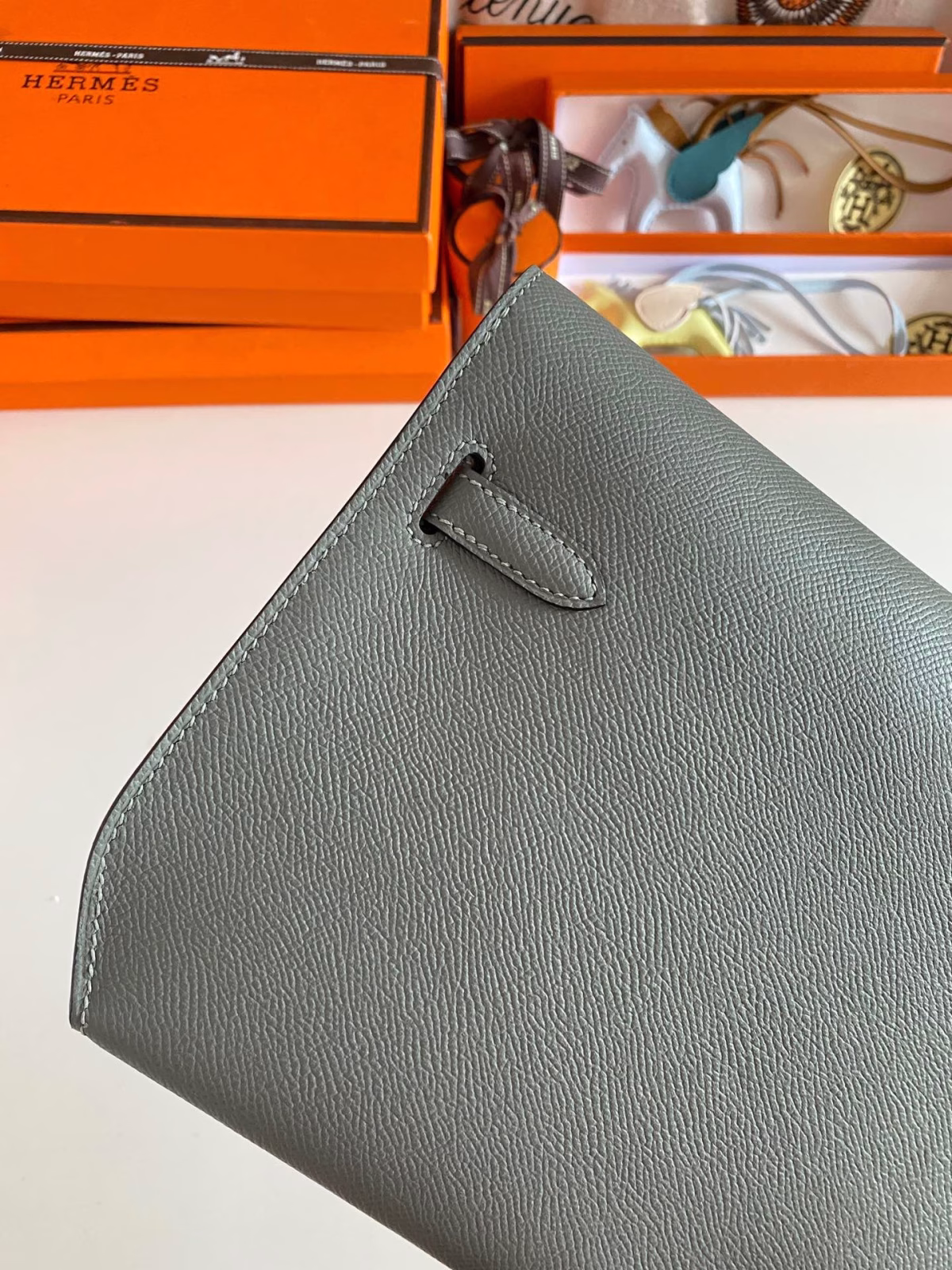 Hermes Kelly Depeches 25 Pouch in Vert Amande Epsom Calfskin - Image 2