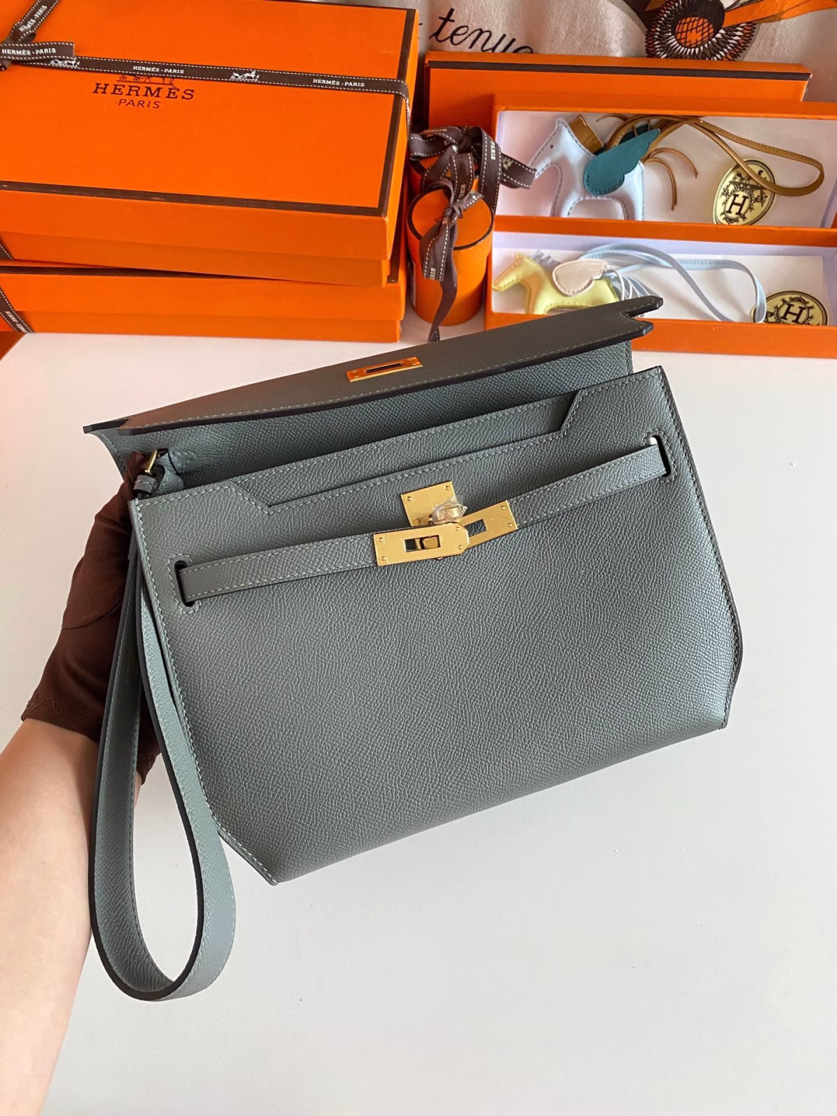 Hermes Kelly Depeches 25 Pouch in Vert Amande Epsom Calfskin - Image 4