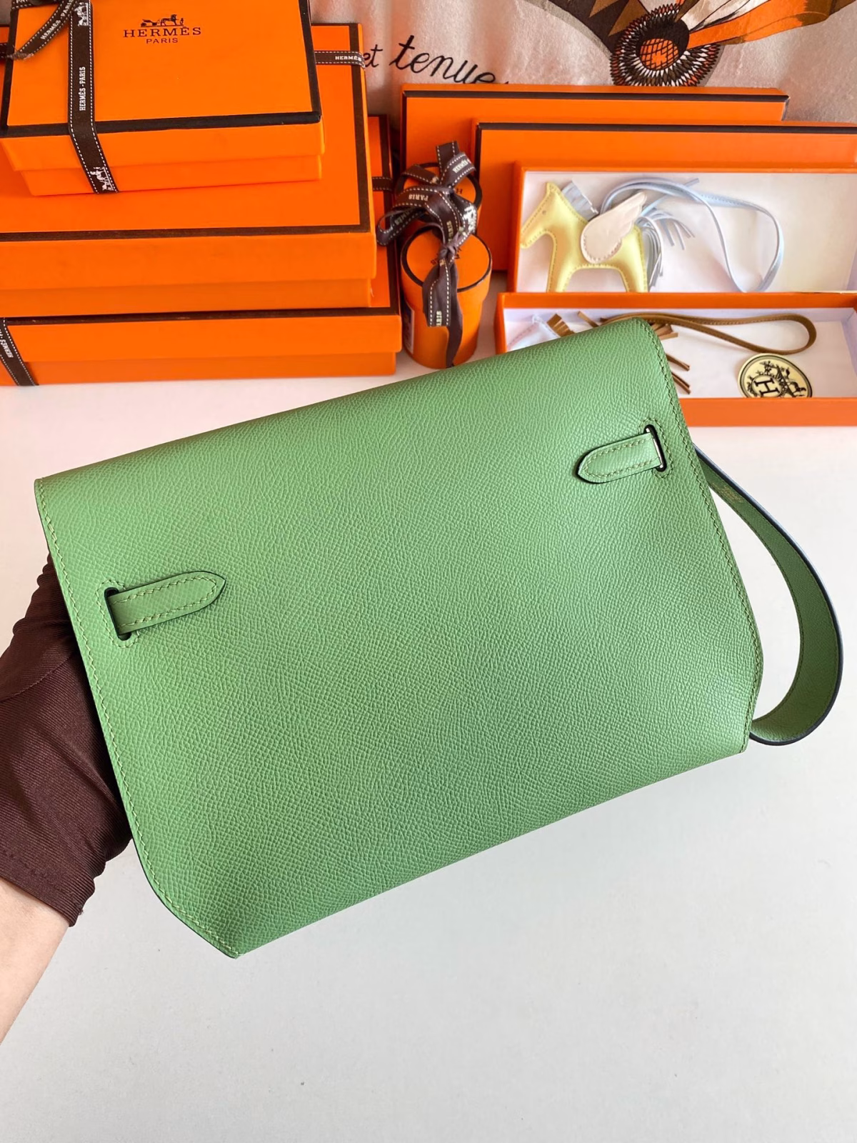 Hermes Kelly Depeches 25 Pouch in Vert Criquet Epsom Calfskin - Image 8