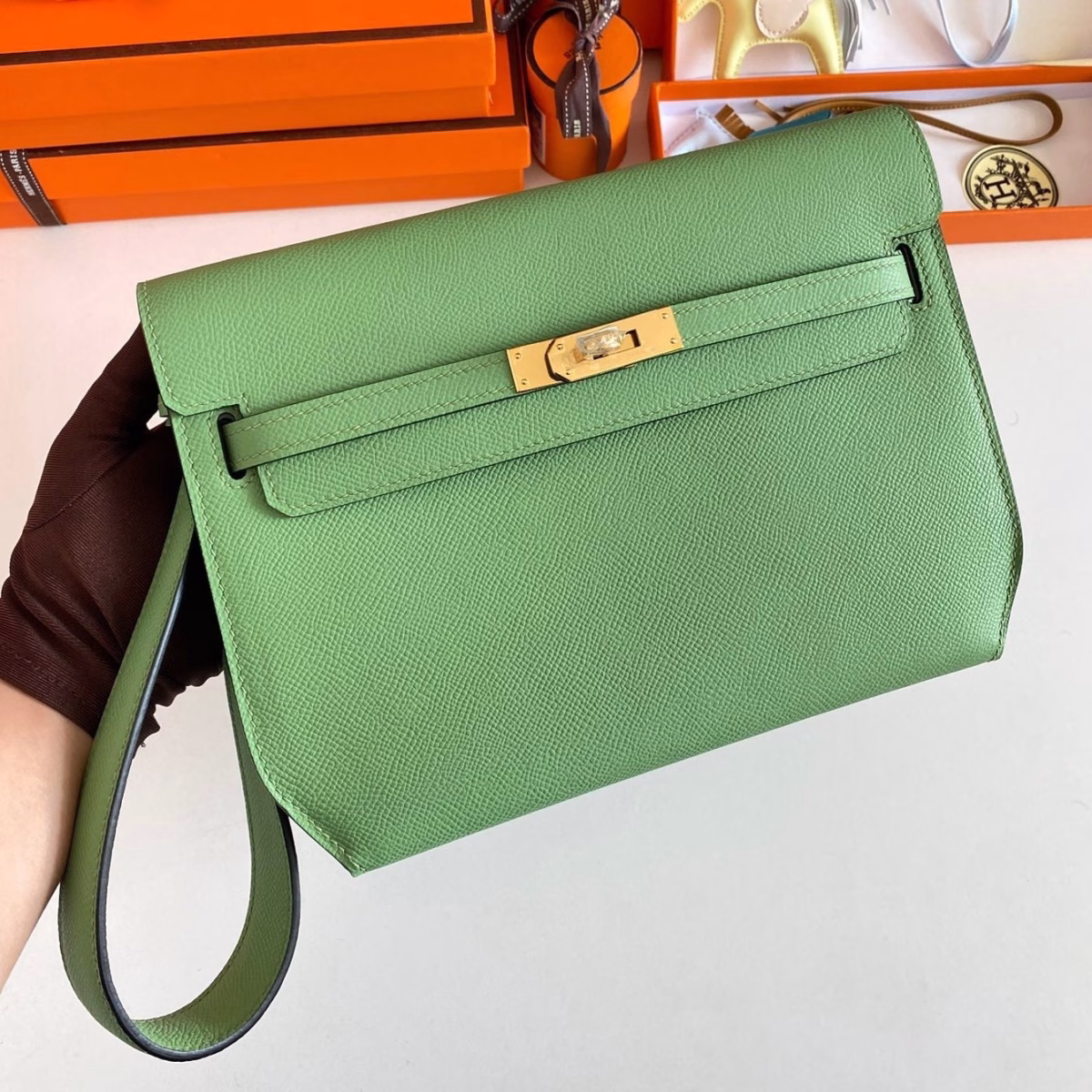 Hermes Kelly Depeches 25 Pouch in Vert Criquet Epsom Calfskin - Image 1