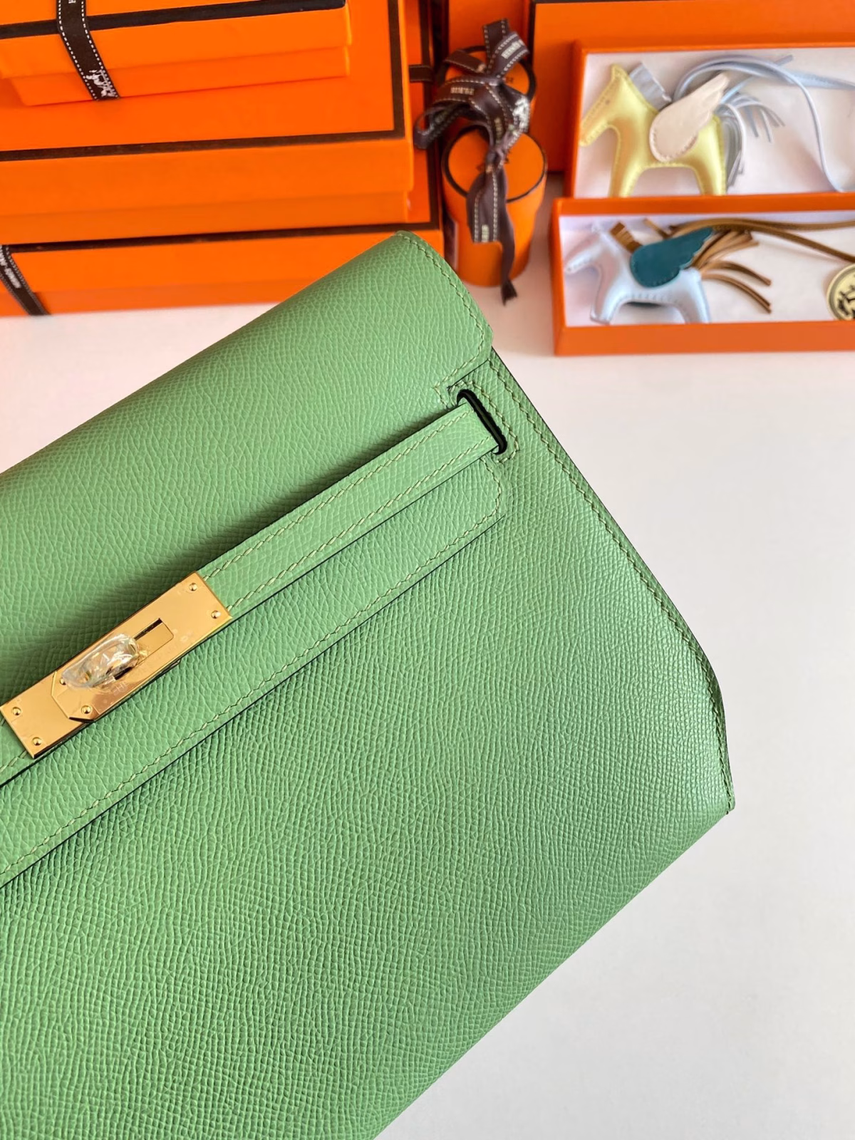 Hermes Kelly Depeches 25 Pouch in Vert Criquet Epsom Calfskin - Image 2