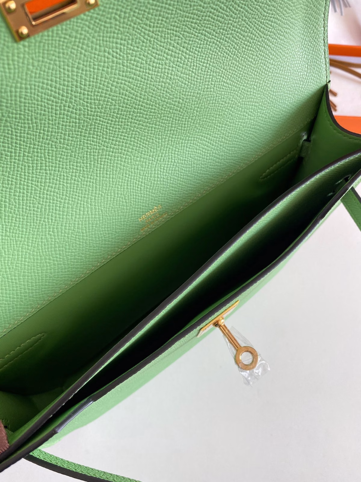 Hermes Kelly Depeches 25 Pouch in Vert Criquet Epsom Calfskin - Image 4