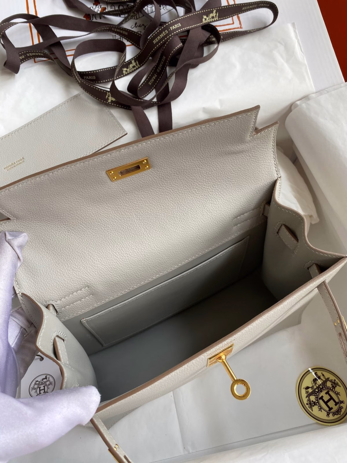 Hermes Kelly Danse II Handmade Bag In Pearl Grey Evercolor Calfskin - Image 4